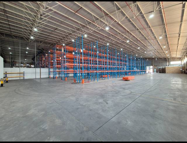 7,671M² WAREHOUSE TO LET IN LONGMEADOW
